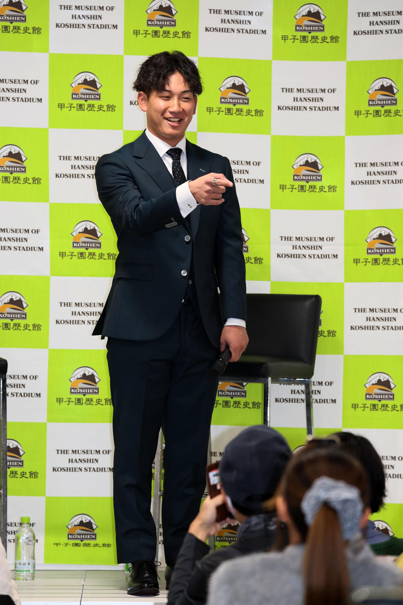 甲子園歴史館でトークショーを行った阪神伊原（撮影・加藤哉）