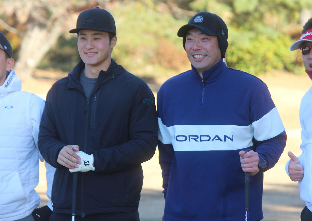 阿部監督（右）は同組で回ったヤクルトのドラフト6位石井と記念撮影で笑顔