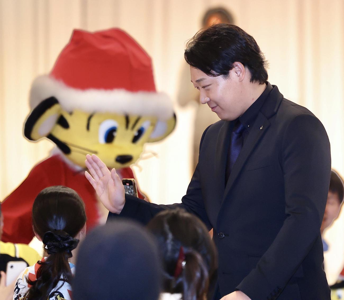 ファンとハイタッチする阪神大山（撮影・河田真司）