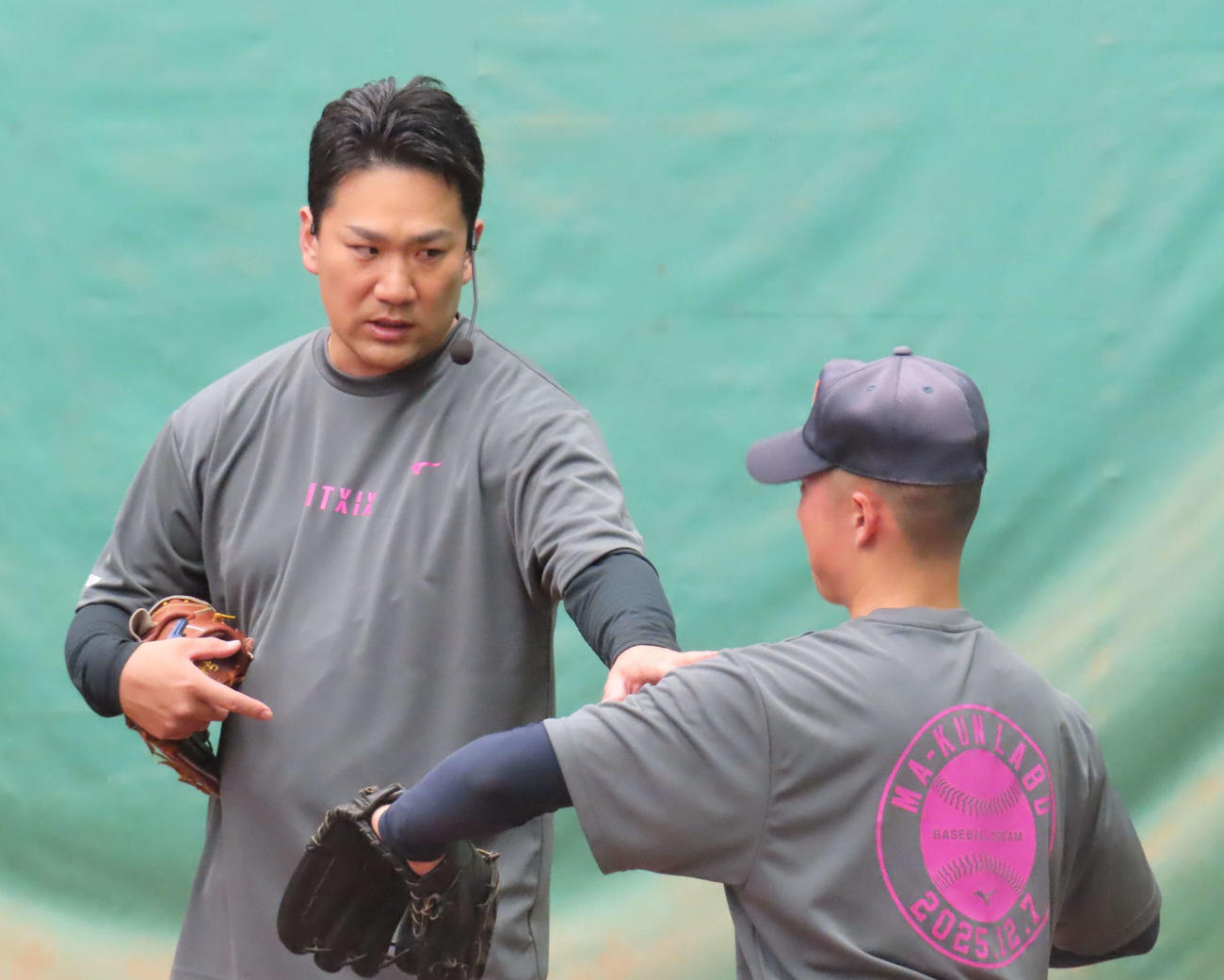 「マー君ラボ　2025 supported by MIZUNO」を開催し、中学生にアドバイスを送る巨人田中将（撮影・水谷京裕）