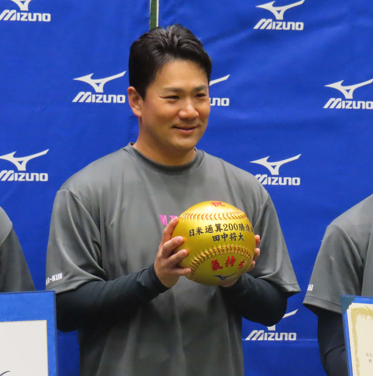 「マー君ラボ　2025 supported by MIZUNO」を開催し、200勝のお祝いを受けた巨人田中将（撮影・水谷京裕）