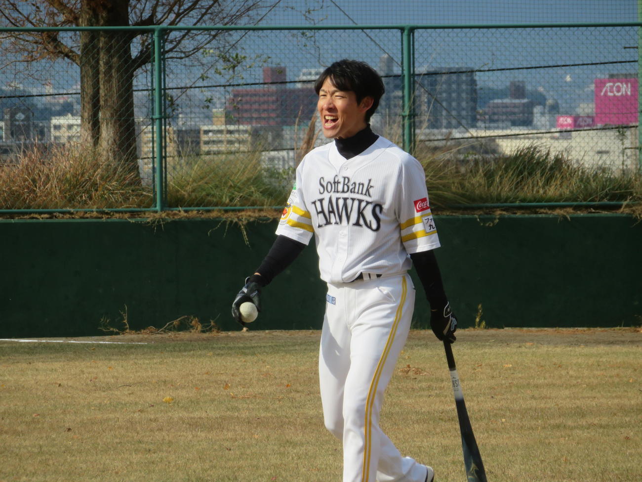 野球教室に参加したソフトバンク本多内野守備走塁コーチ