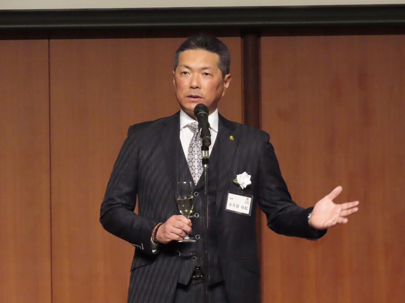 新入団選手に激励の言葉を贈る小久保監督（球団提供）