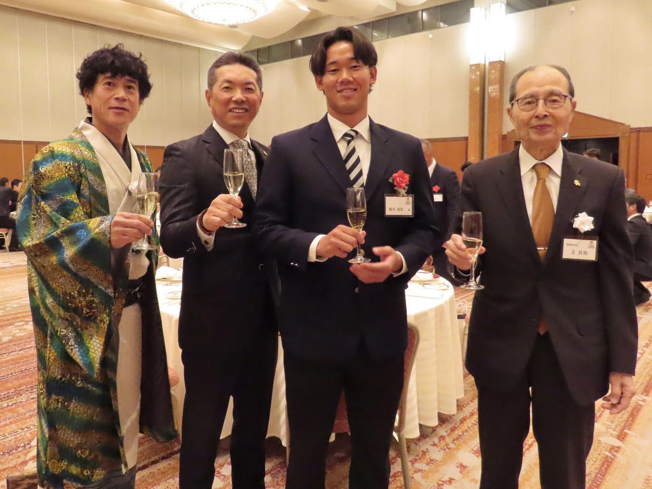 記念撮影に納まる左から城島CBO、小久保監督、稲川、王球団会長（球団提供）