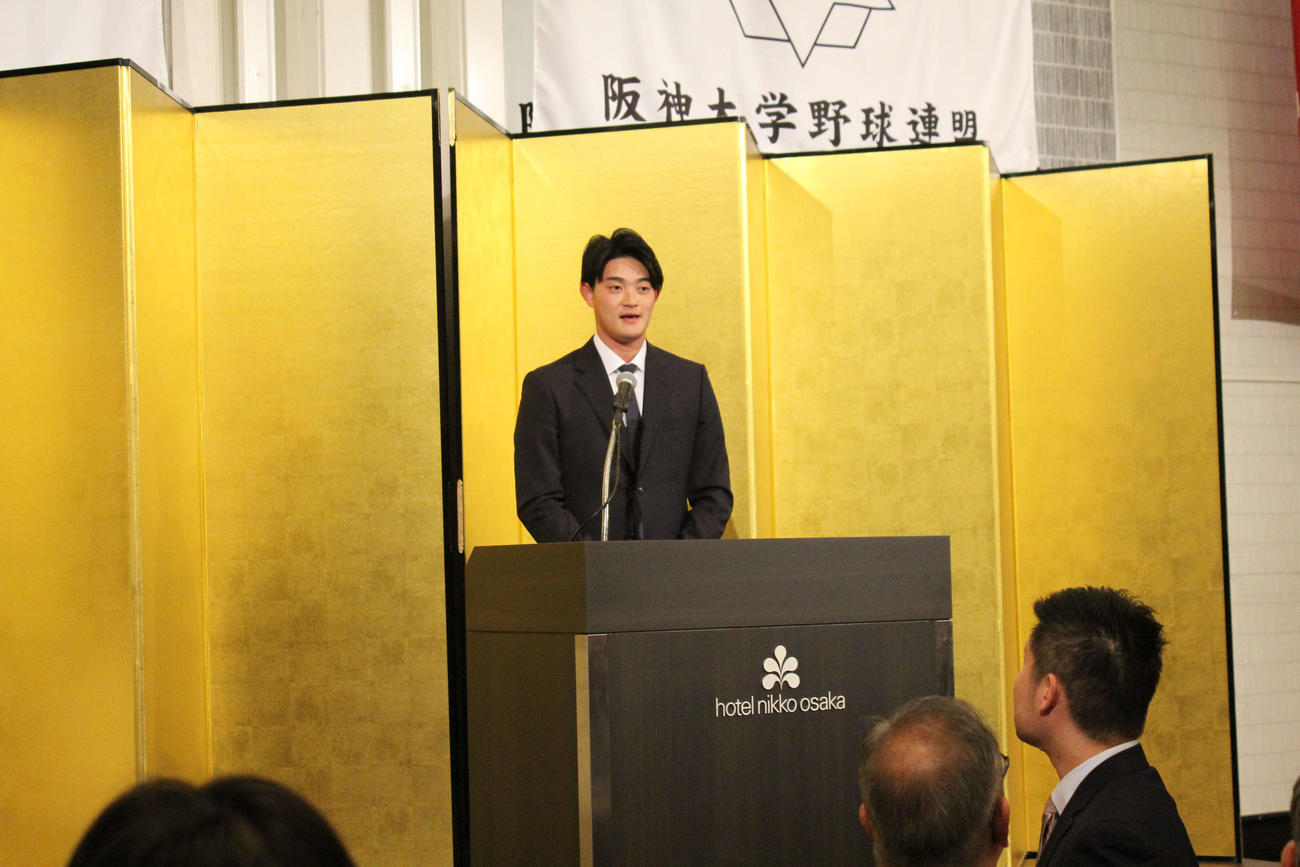阪神大学野球連盟創立70周年式典・祝賀会に出席し挨拶する甲南大OBで広島の岡本駿投手
