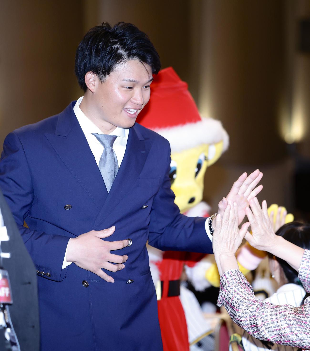 ファンとハイタッチする阪神森下（撮影・河田真司）