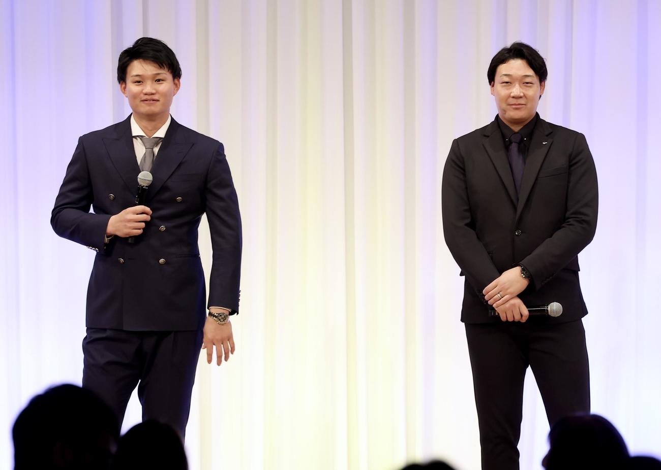 ファンクラブ会員限定のクリスマスパーティーでステージに登場する阪神森下（左）と大山（撮影・河田真司）