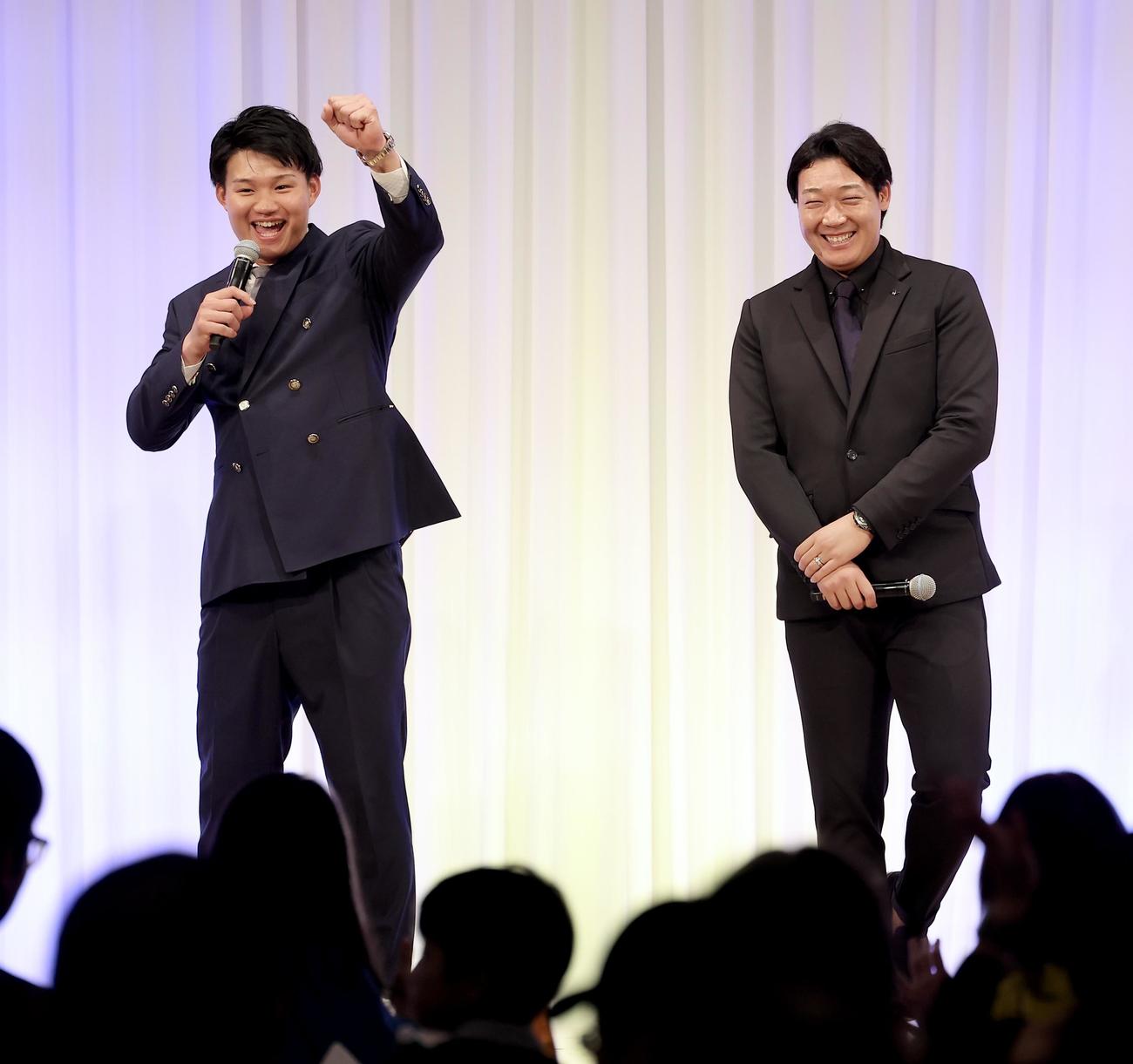 ファンクラブ会員限定のクリスマスパーティーでステージに登場する阪神森下（左）と大山（撮影・河田真司）