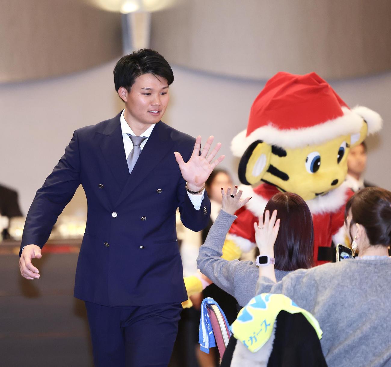 ファンとハイタッチする阪神森下（撮影・河田真司）