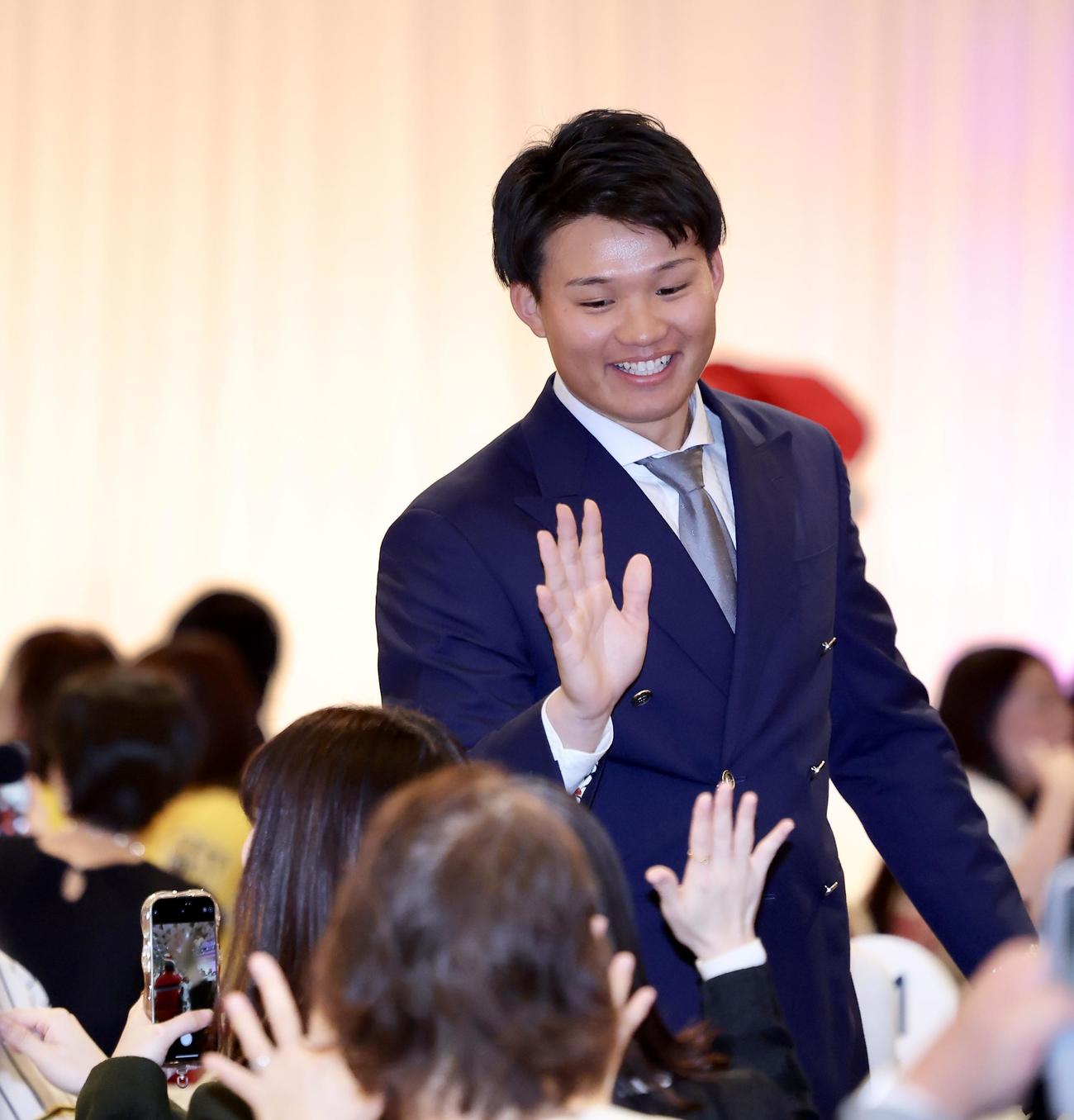 ファンとハイタッチする阪神森下（撮影・河田真司）