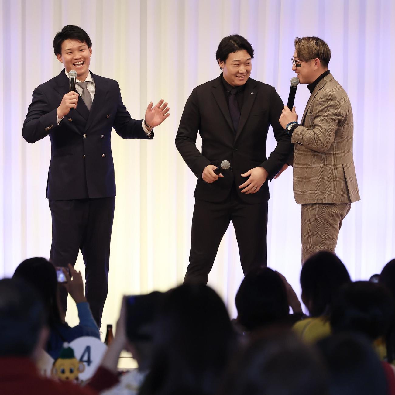 ファンクラブ会員限定のクリスマスパーティーで、今成氏（右）とトークで盛り上がる阪神森下（左）と大山（撮影・河田真司）