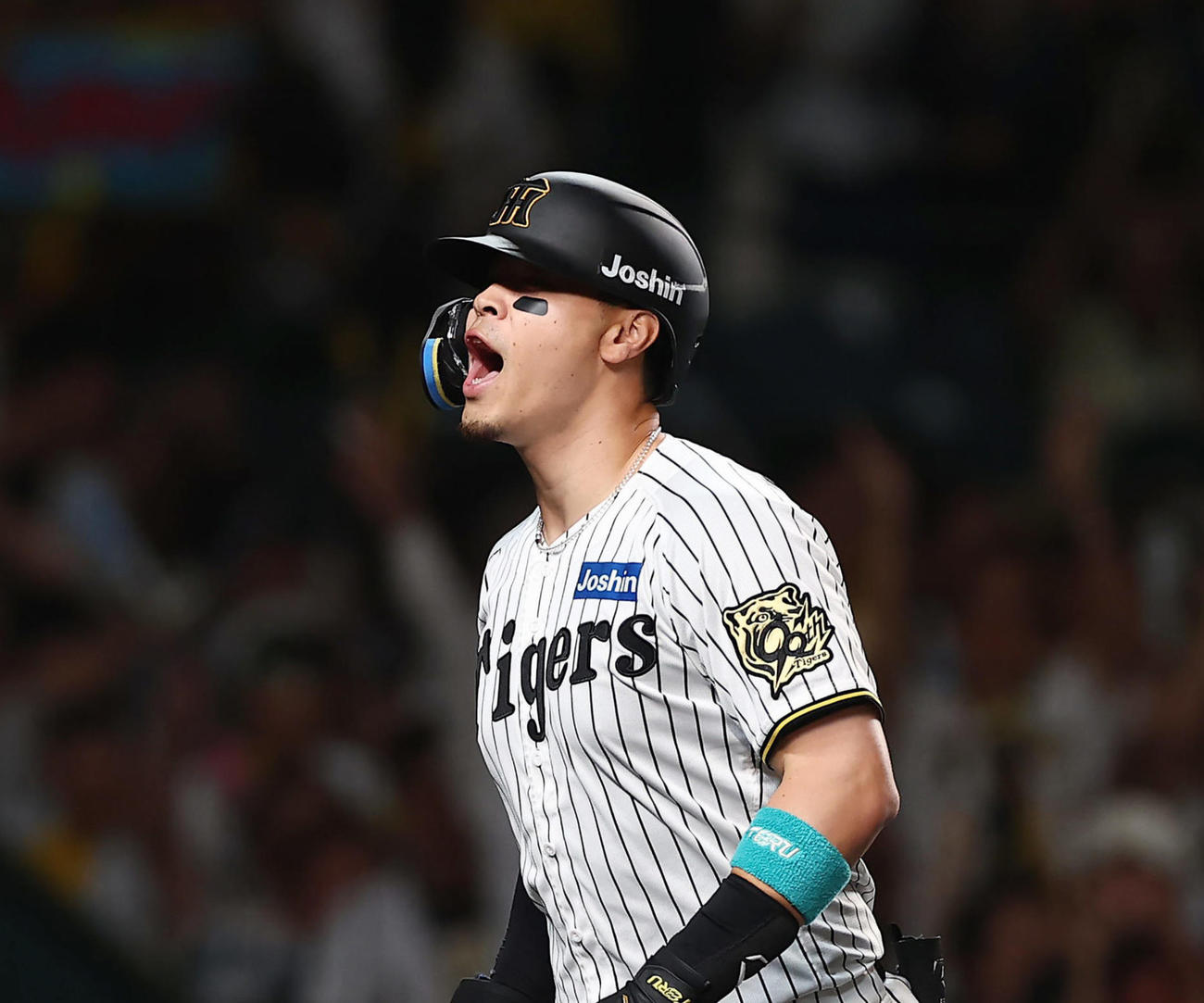 阪神対DeNA 1回裏阪神1死一、二塁、中越えに先制3点本塁打を放ち、声を上げて生還する佐藤輝（撮影・前田充）