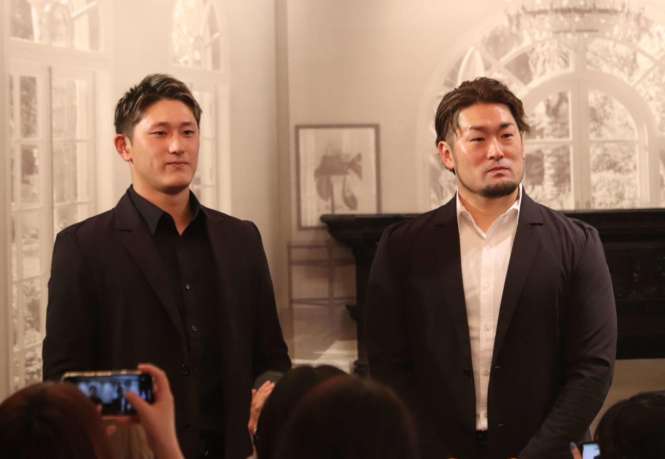 プレミアムトークイベントに出席したDeNA戸柱（右）と松尾（撮影・小早川宗一郎）