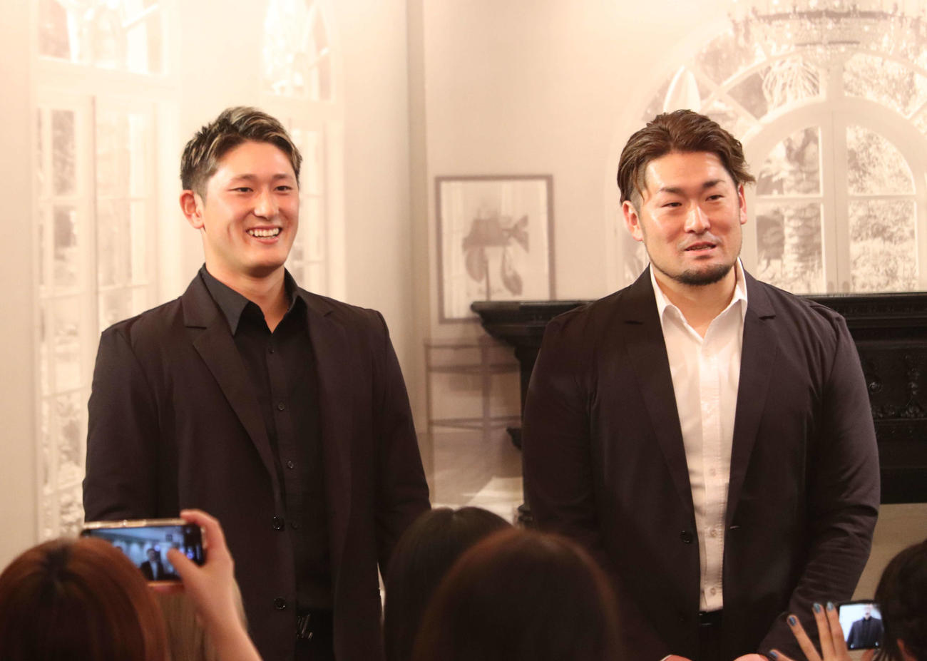 プレミアムトークイベントに出席したDeNA戸柱（右）と松尾（撮影・小早川宗一郎）