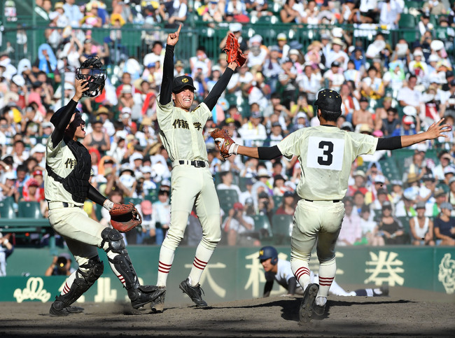 16年8月21日、夏の甲子園決勝で優勝を決め両手を挙げる作新学院の今井（中央）と駆け寄る入江（背番号3）
