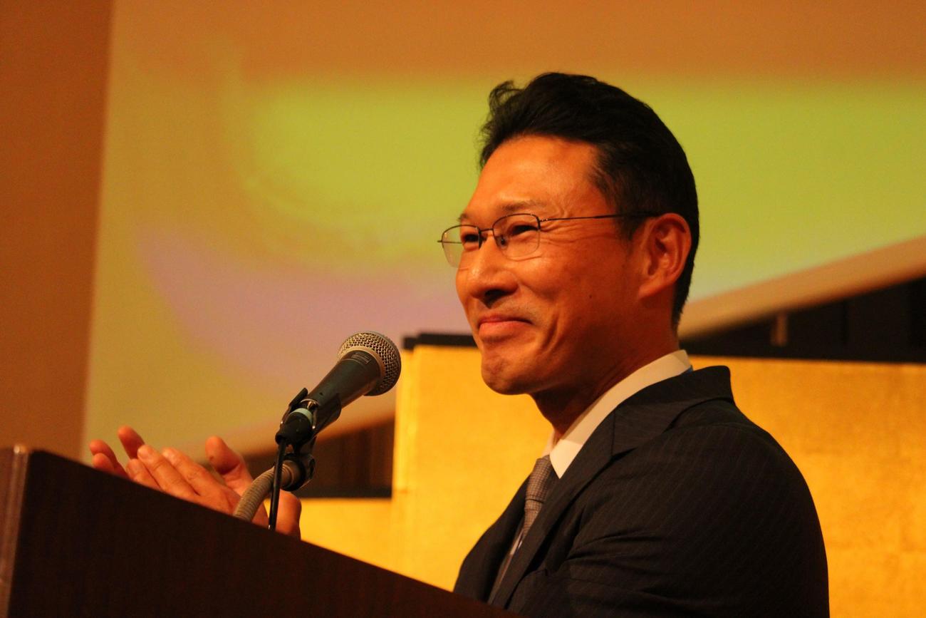 本多利治氏の感謝の集いで乾杯をあいさつをする春日部共栄OBの土肥義弘氏（2025年12月7日）