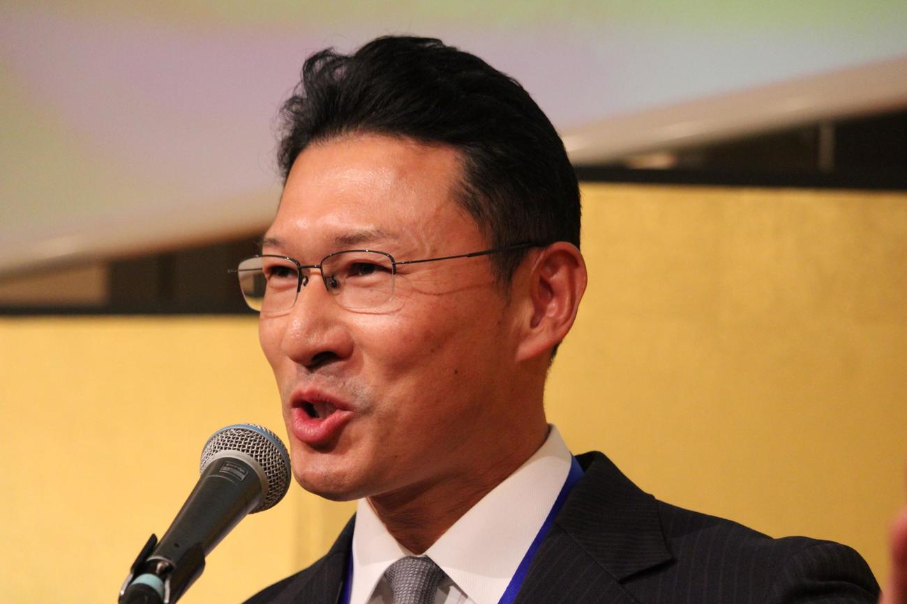 本多利治氏の感謝の集いで乾杯をあいさつをする春日部共栄OBの土肥義弘氏（2025年12月7日）