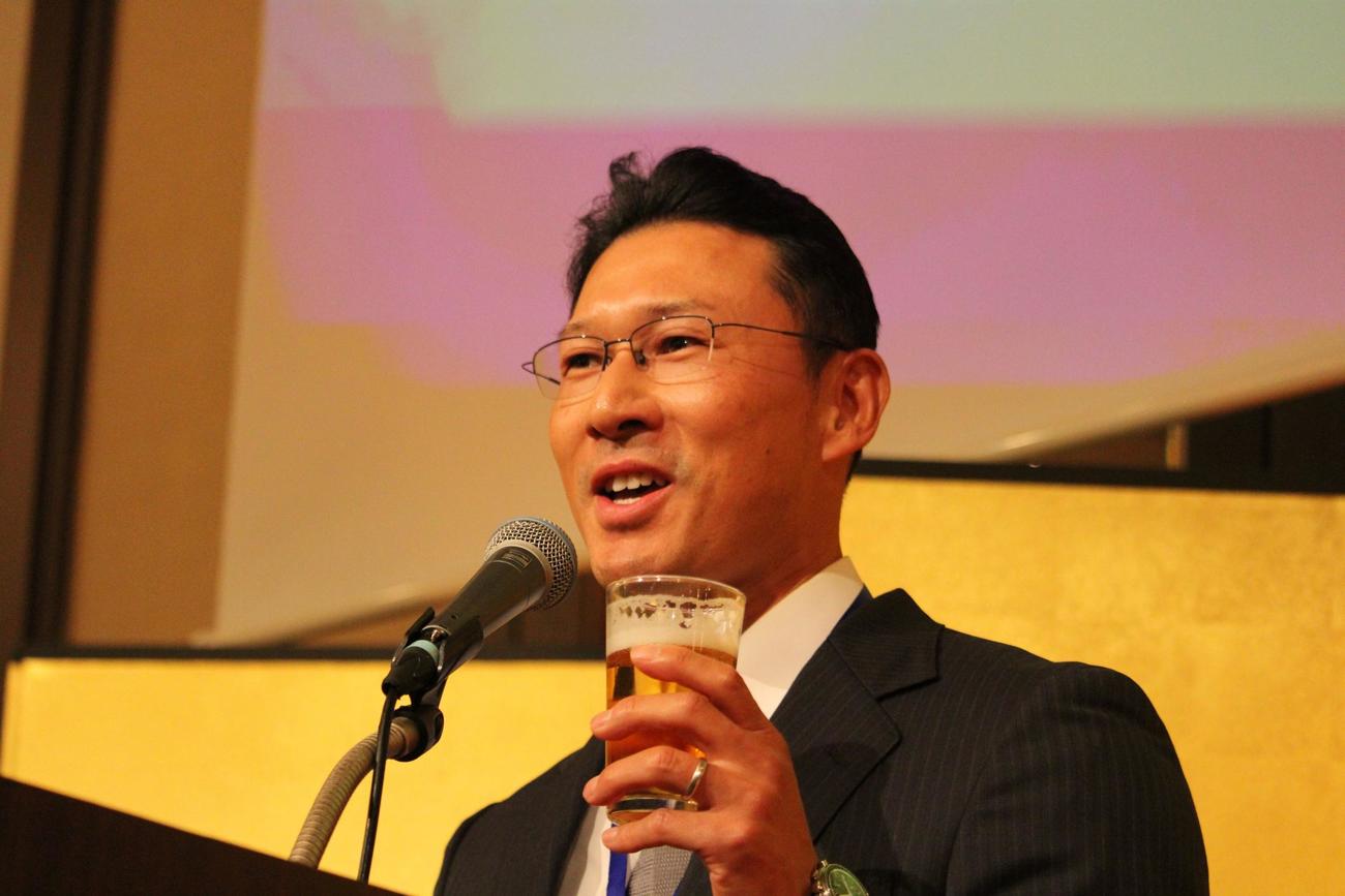 本多利治氏の感謝の集いで乾杯をあいさつをする春日部共栄OBの土肥義弘氏（2025年12月7日）