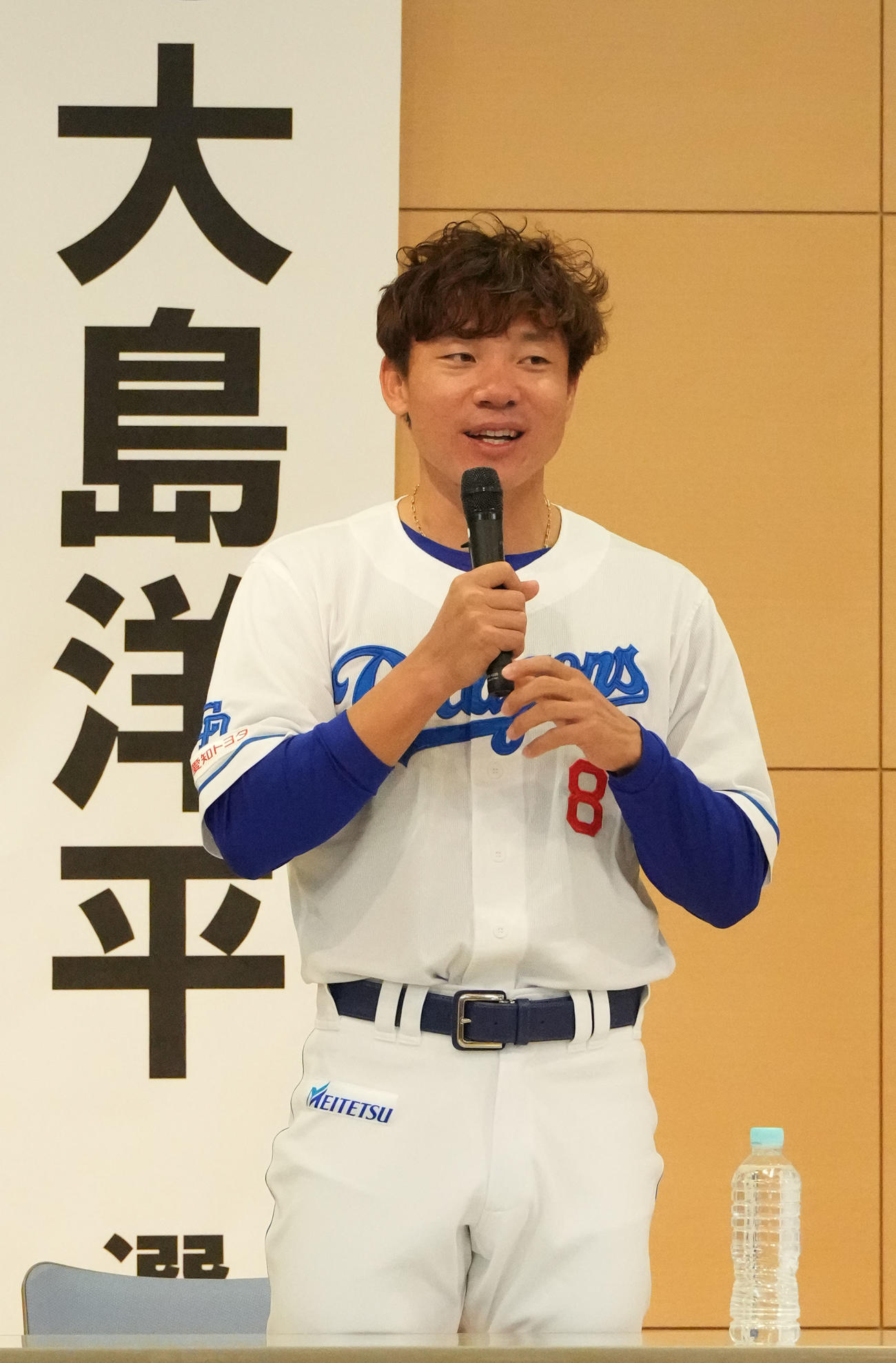 慰問に訪れあいさつをする大島（撮影・森本幸一）