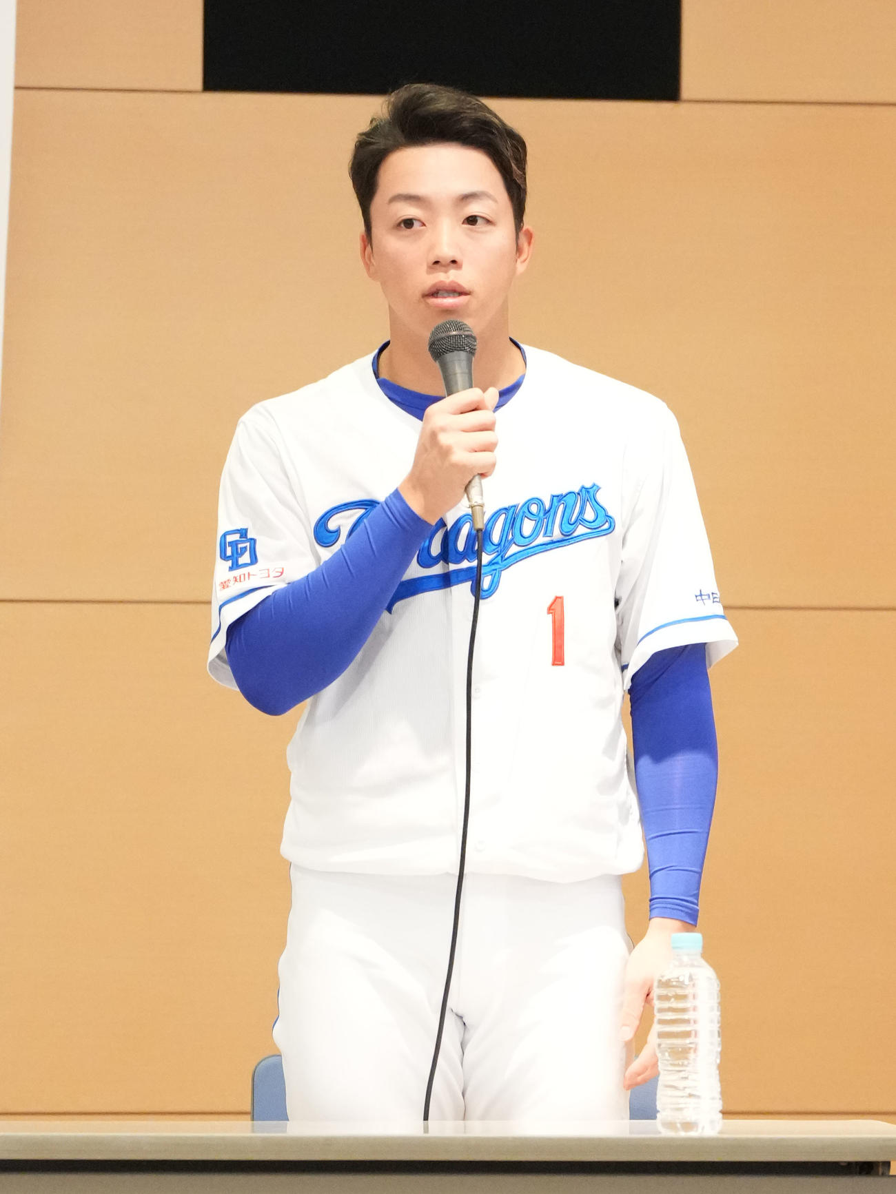 慰問に訪れあいさつをする岡林（撮影・森本幸一）