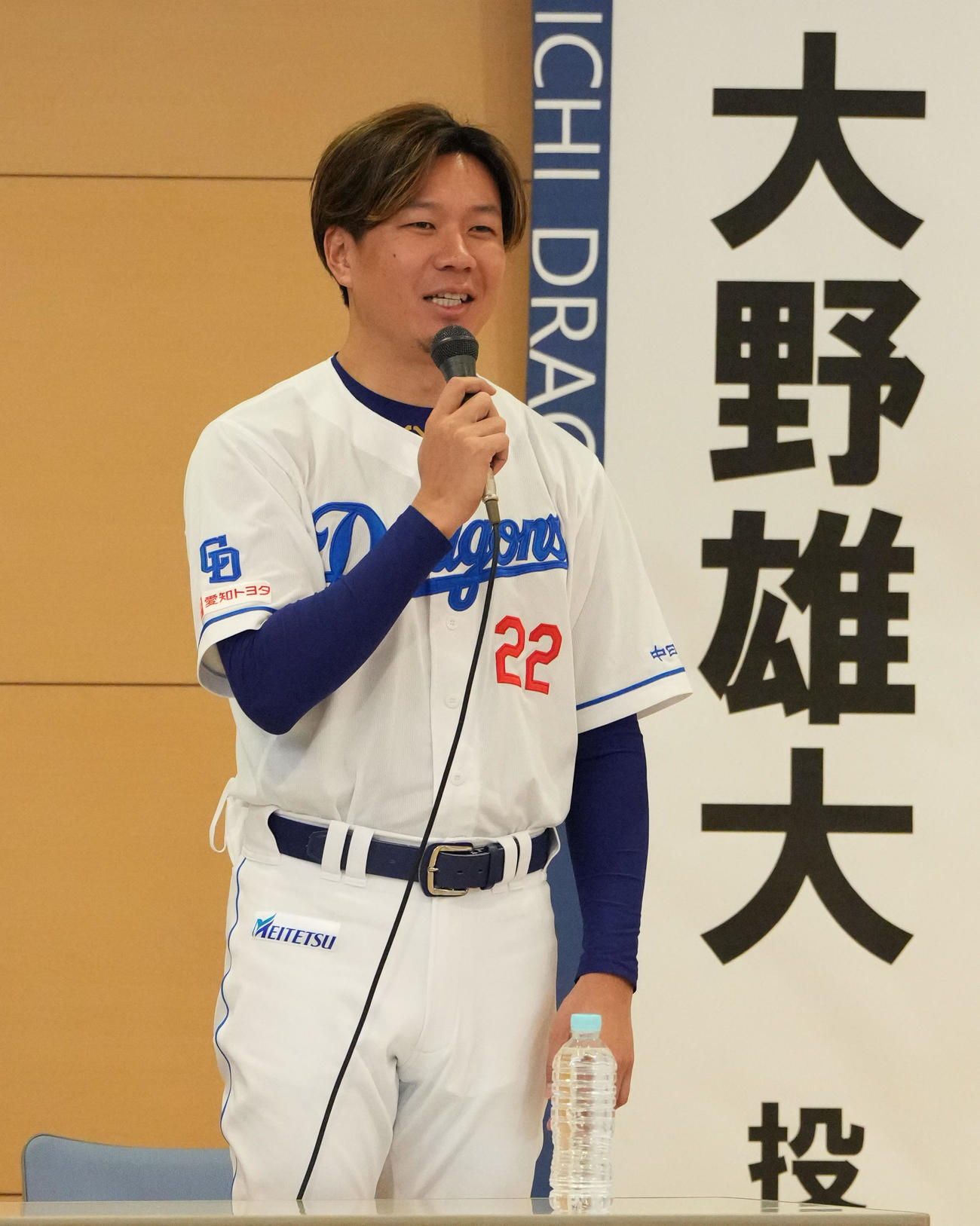慰問に訪れあいさつをする大野（撮影・森本幸一）