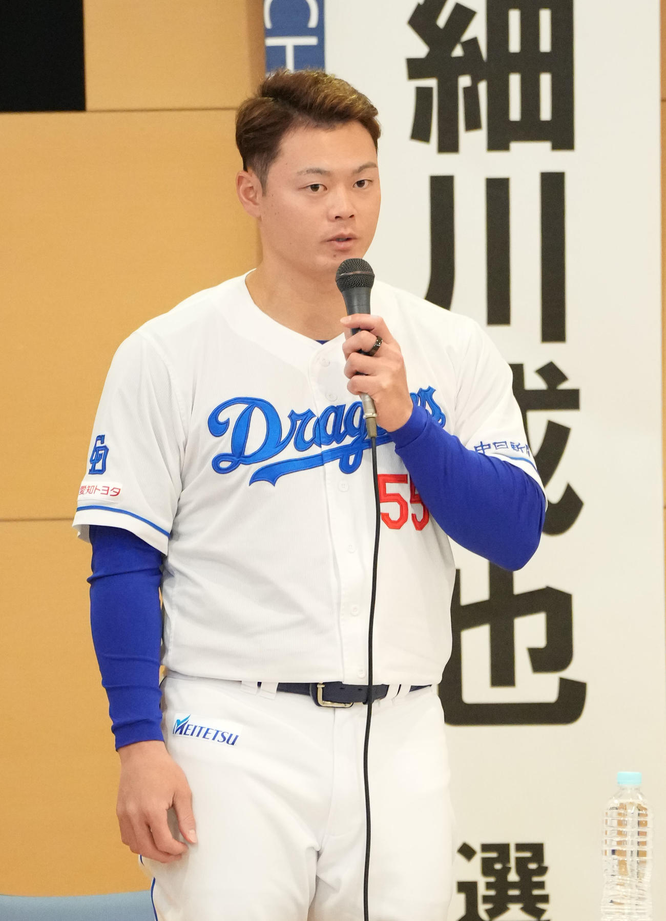 慰問に訪れあいさつをする細川（撮影・森本幸一）