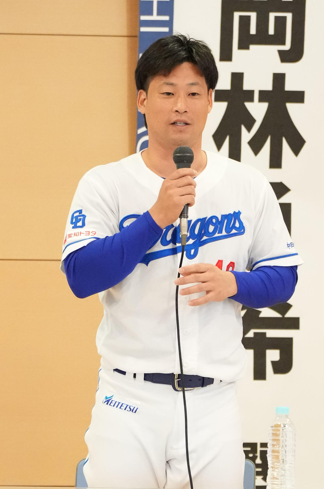 慰問に訪れあいさつをする加藤匠（撮影・森本幸一）