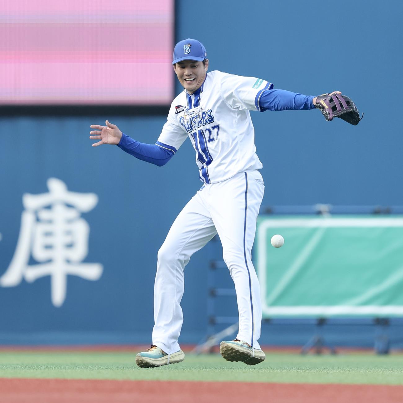 DeNAファン感謝デー「BAY BULE FESTIVAL」　紅白戦で外野を守るDeNA藤浪晋太郎（撮影・河田真司）