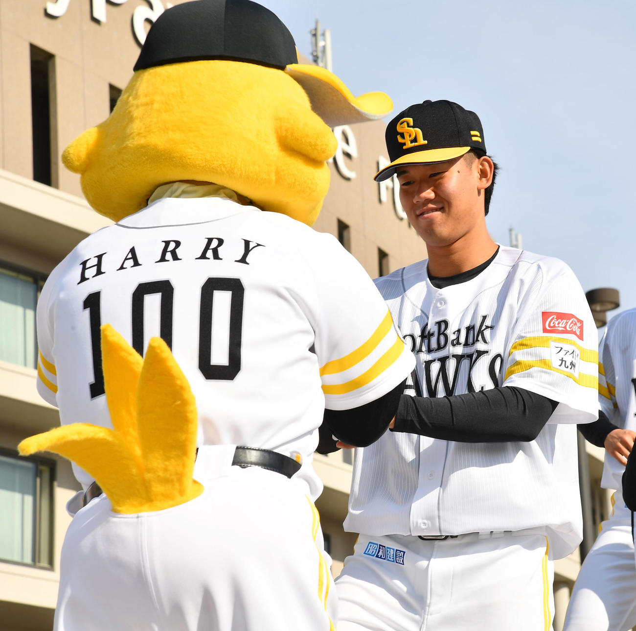 集合写真撮影を終えて、ハリーホークと握手を交わすソフトバンクドラフト2位の稲川（撮影・岩下翔太）