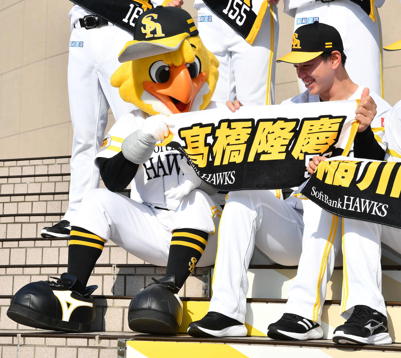 集合写真撮影でハリーホークと笑顔でタオルを持つソフトバンクドラフト5位の高橋（撮影・岩下翔太）
