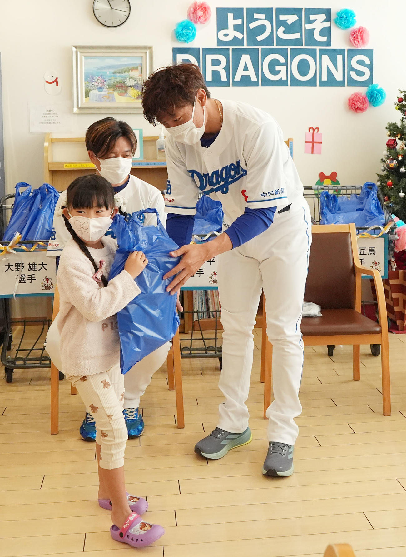 大島（右）はイベント後に病棟を訪れ子どもたちにプレゼントを渡す（撮影・森本幸一）