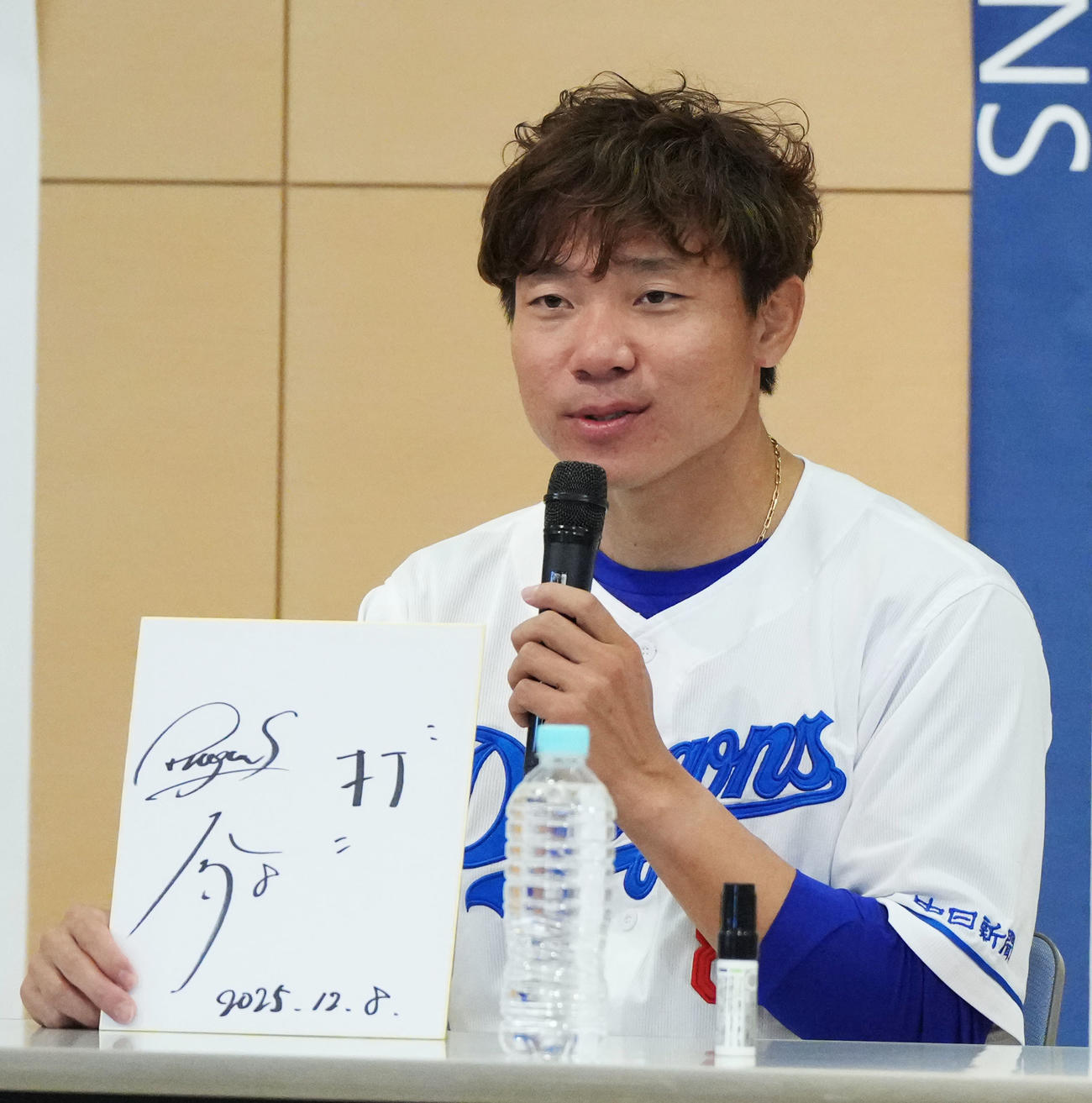 来シーズンへ向けた思いや抱負を漢字一字で「打」と記す大島（撮影・森本幸一）