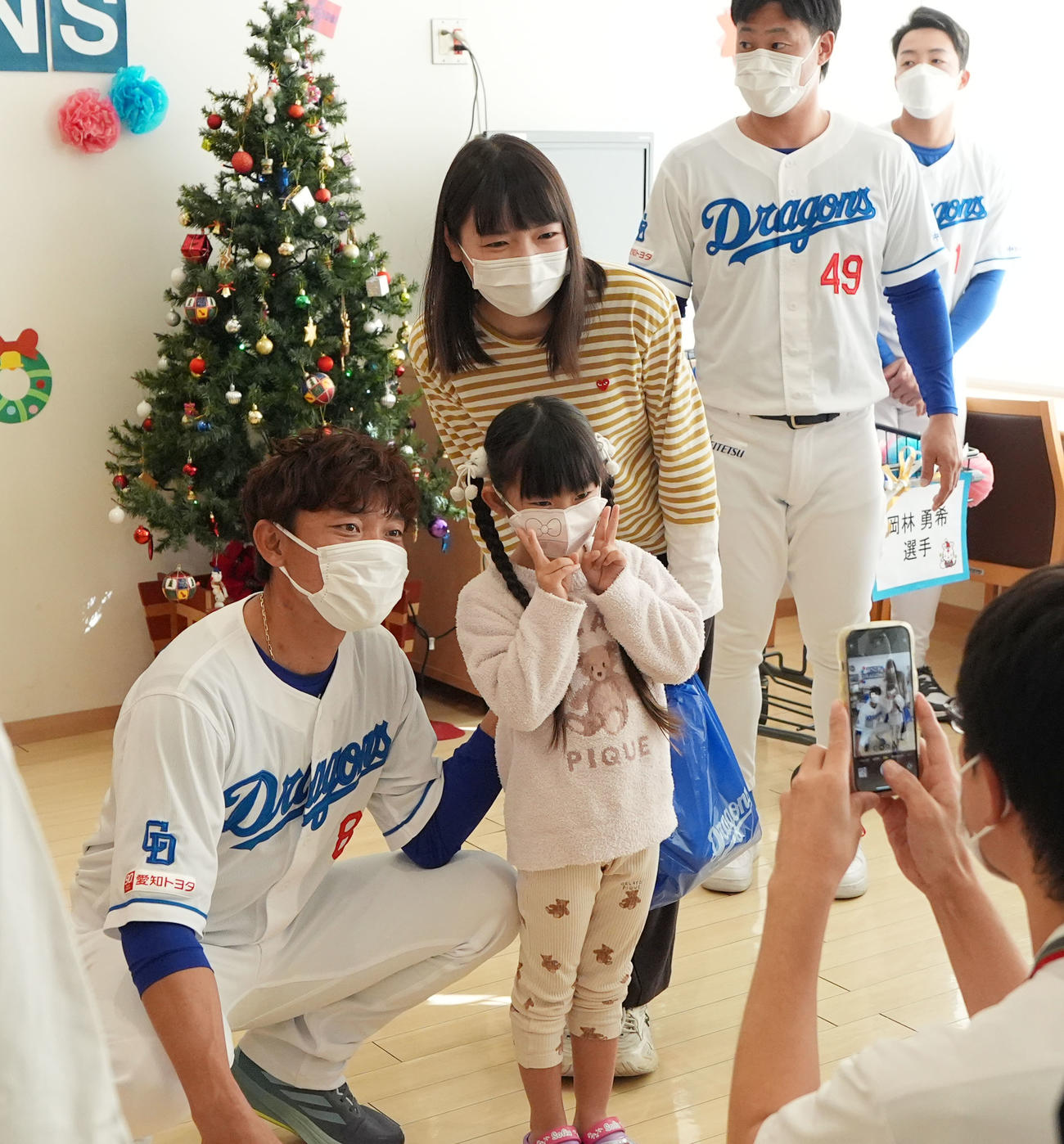 大島（左）はイベント後に病棟を訪れ子どもたちと写真に納まる（撮影・森本幸一）