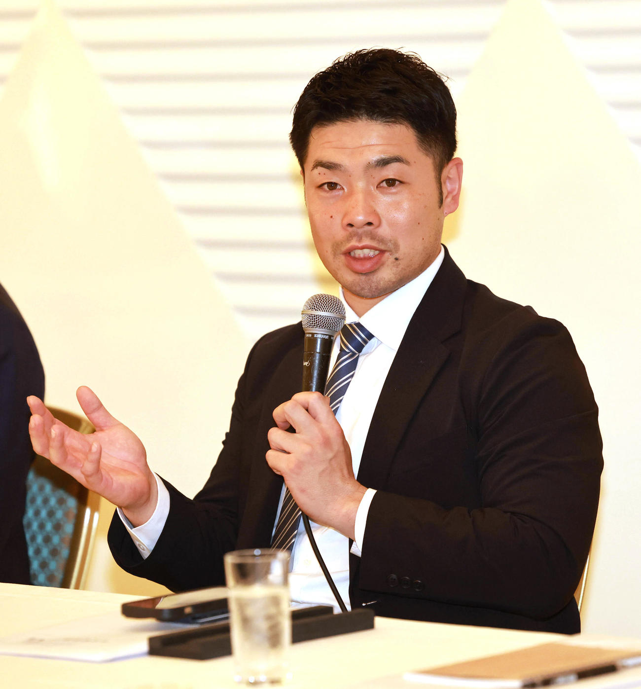 会見を開く左から日本プロ野球選手会・近藤会長（撮影・上田博志）
