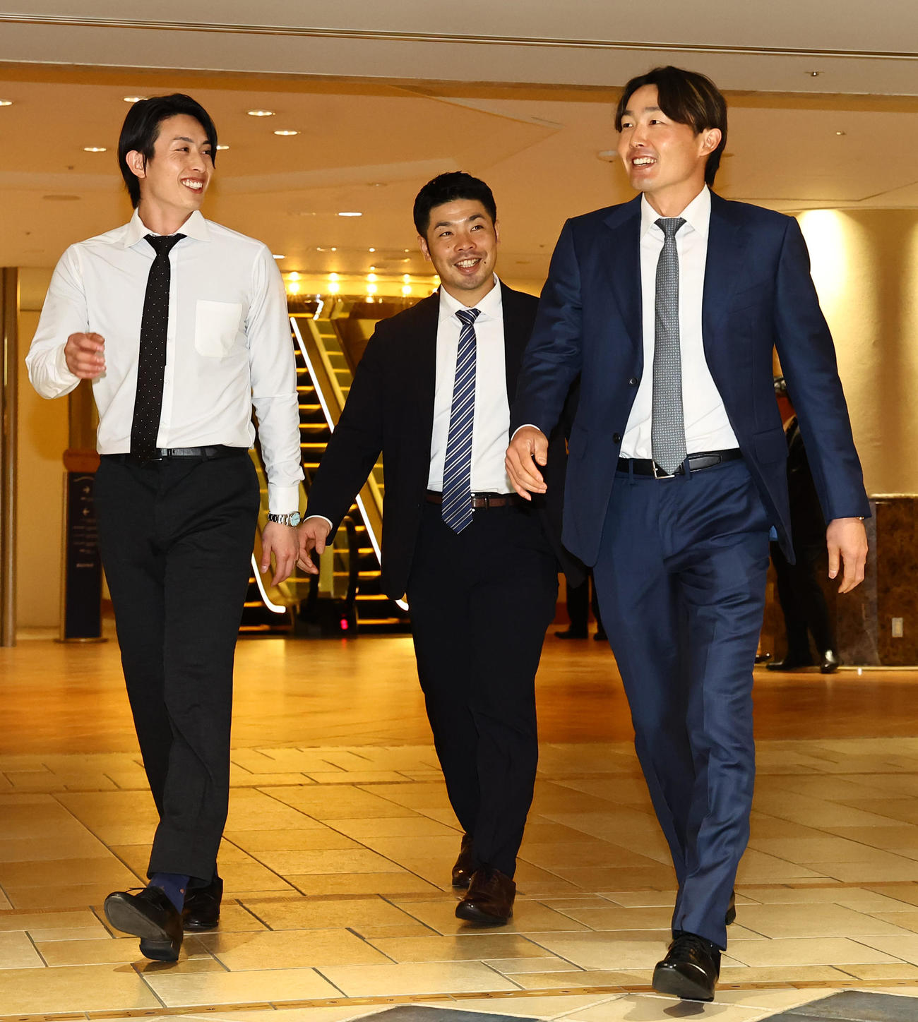 日本プロ野球選手会定期大会に参加する左から周東、近藤、源田（撮影・上田博志）