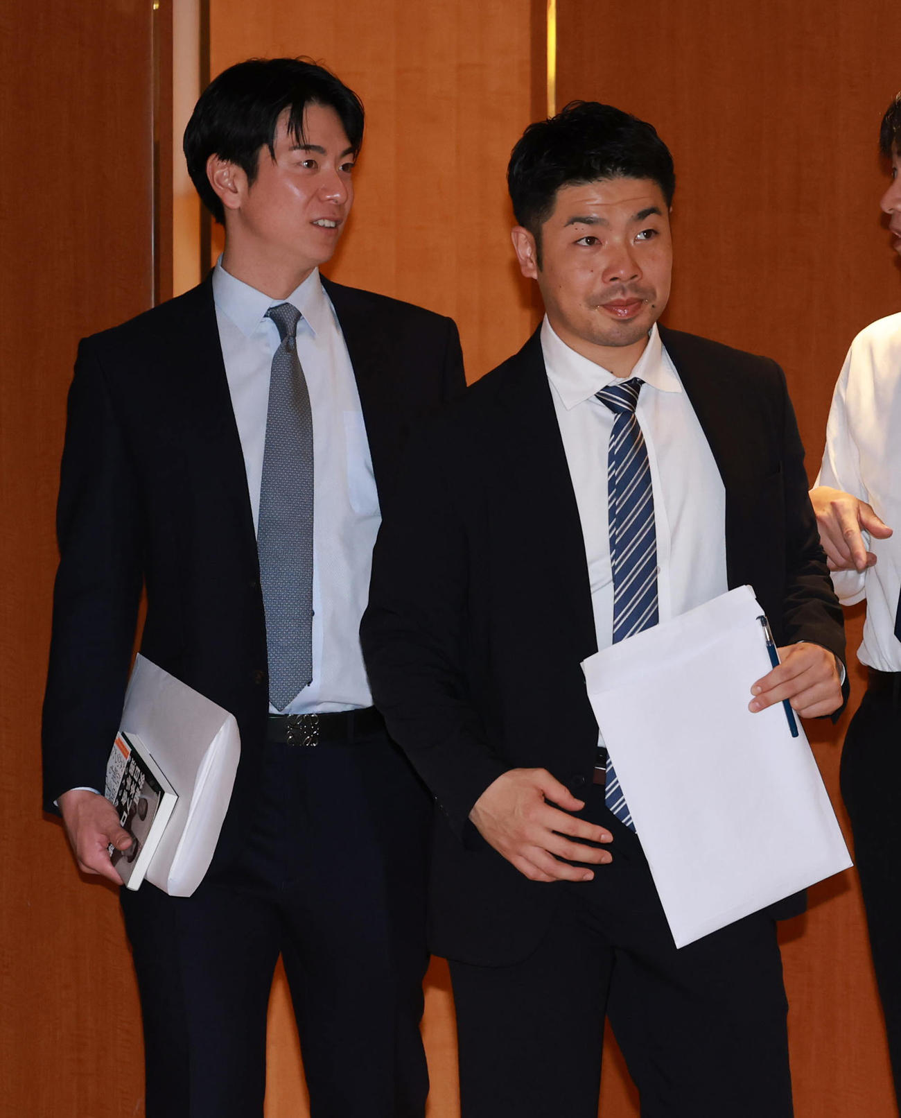 日本プロ野球選手会定期大会に参加する松本剛（左）と近藤（撮影・上田博志）