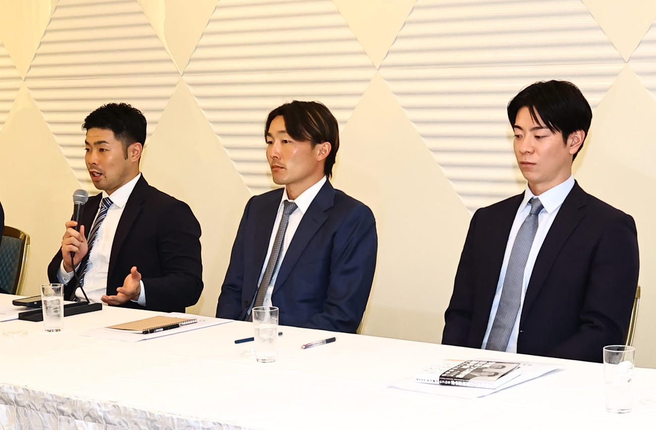 会見を開く左から日本プロ野球選手会・近藤会長、源田副会長、松本副会長（撮影・上田博志）