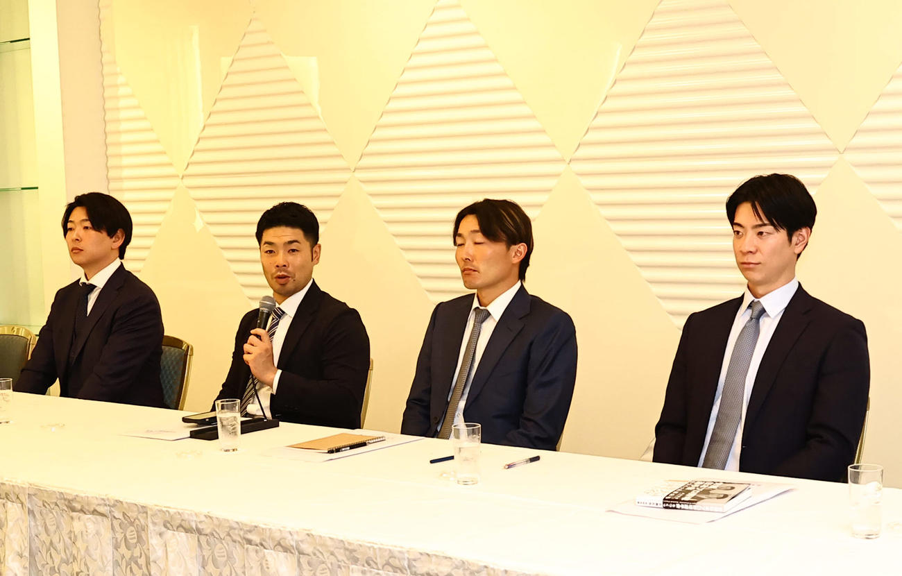 会見を開く左から一般社団法人日本プロ野球選手会・大瀬良理事長、日本プロ野球選手会・近藤会長、源田副会長、松本副会長（撮影・上田博志）