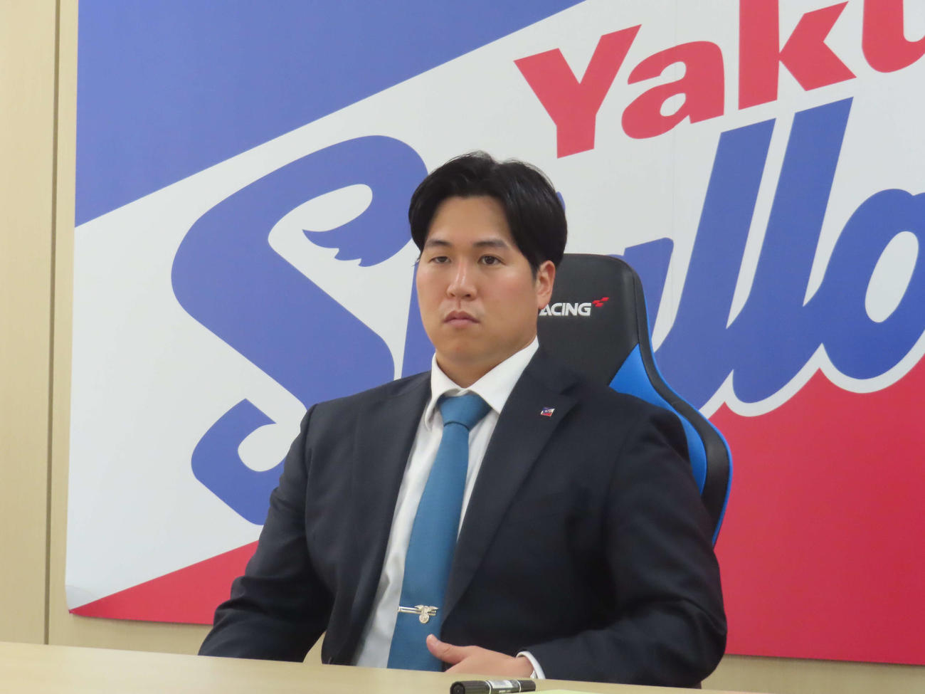 契約更改交渉後、会見するヤクルト矢崎