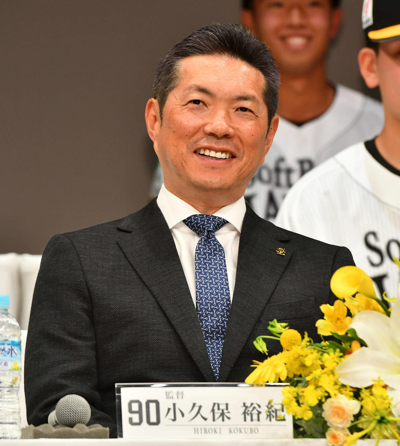 ソフトバンクの新入団選手発表会見で笑顔を見せる小久保監督（撮影・岩下翔太）
