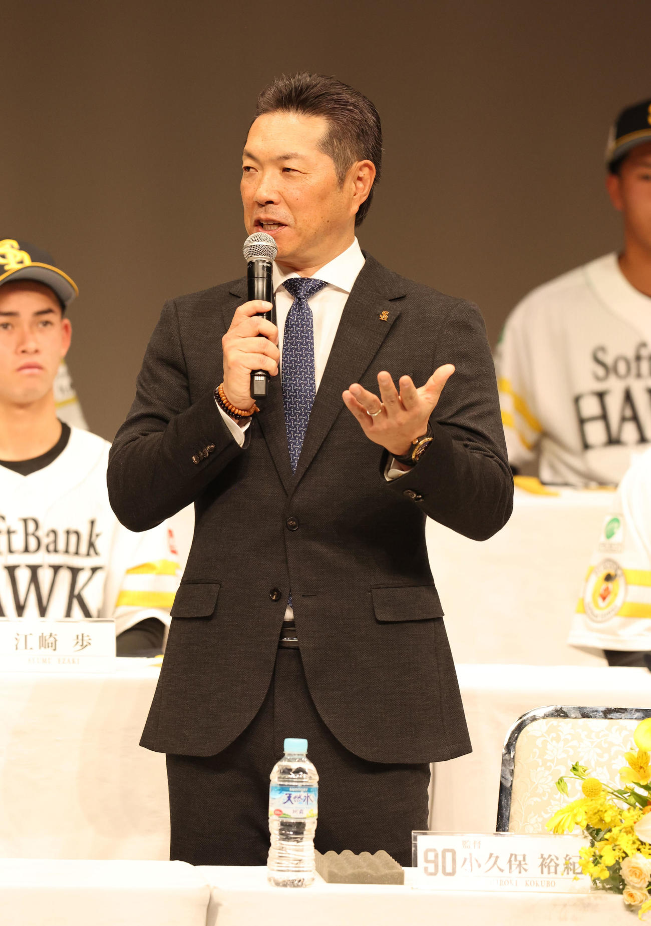 新入団会見の最後にあいさつをするソフトバンク小久保監督（撮影・梅根麻紀）