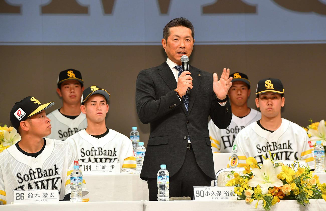 ソフトバンクの新入団選手発表会見であいさつする小久保監督（撮影・岩下翔太）