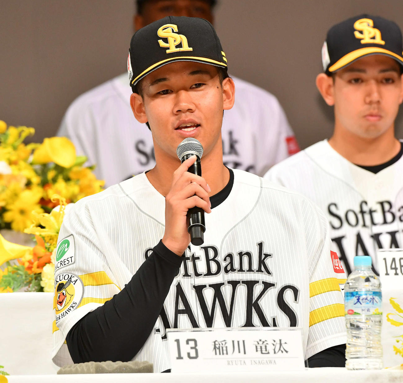 ソフトバンクの新入団選手発表会見で質問に答えるドラフト2位の稲川（撮影・岩下翔太）