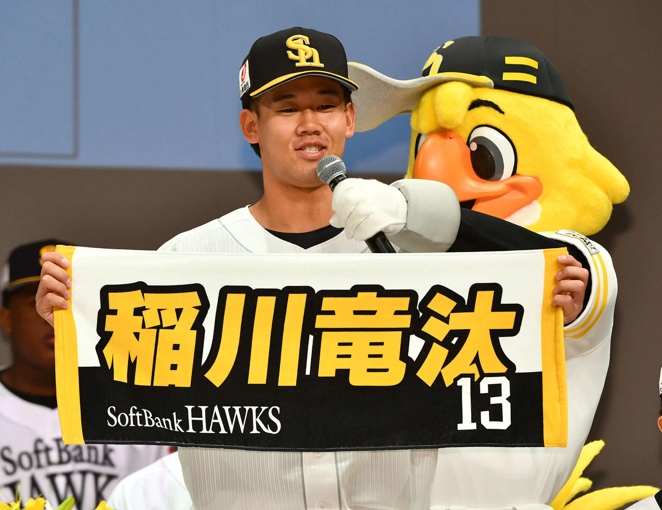 ソフトバンクの新入団選手発表会見であいさつするドラフト2位の稲川（撮影・岩下翔太）