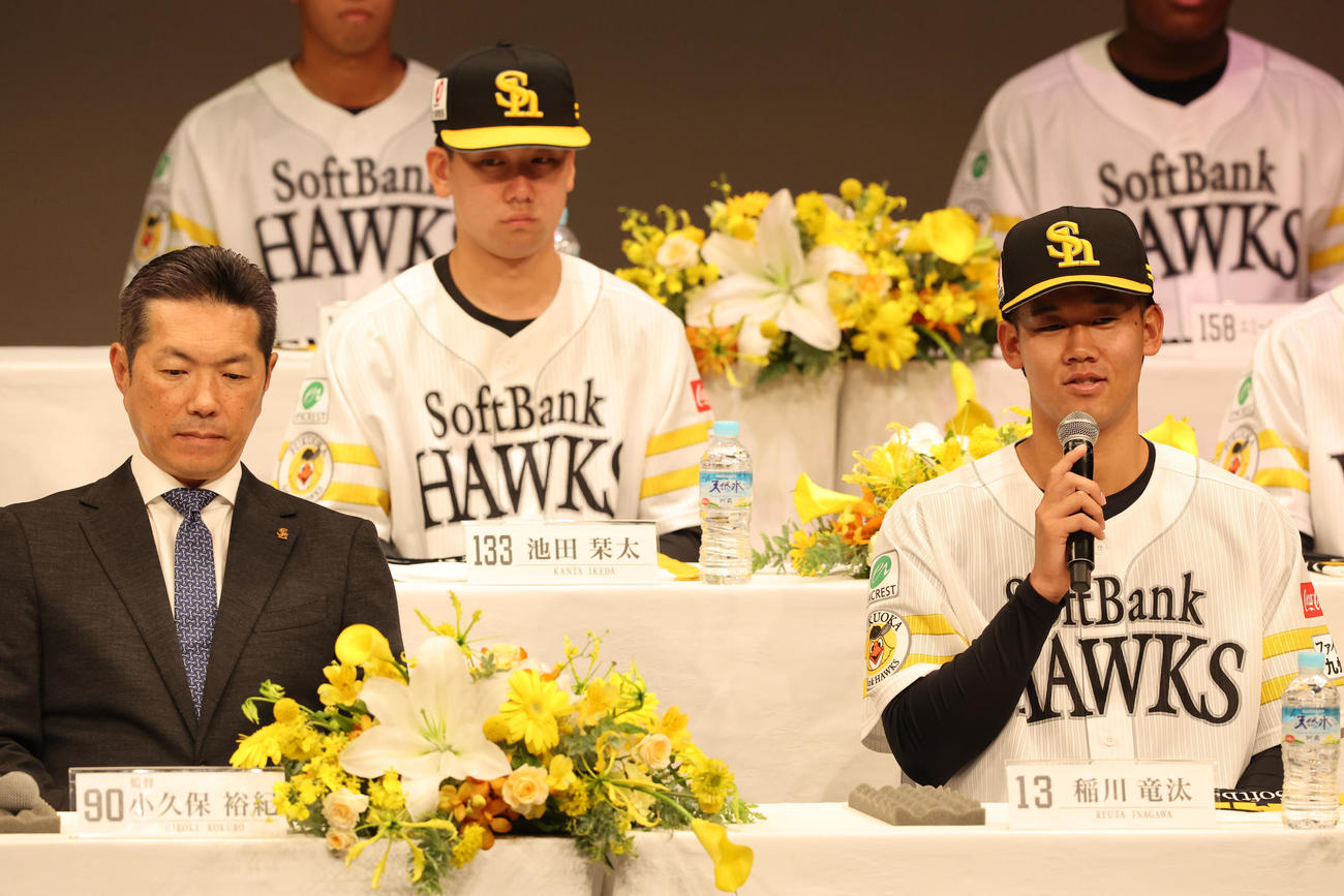 自己紹介をする新入団の稲川、左は小久保監督（撮影・梅根麻紀）