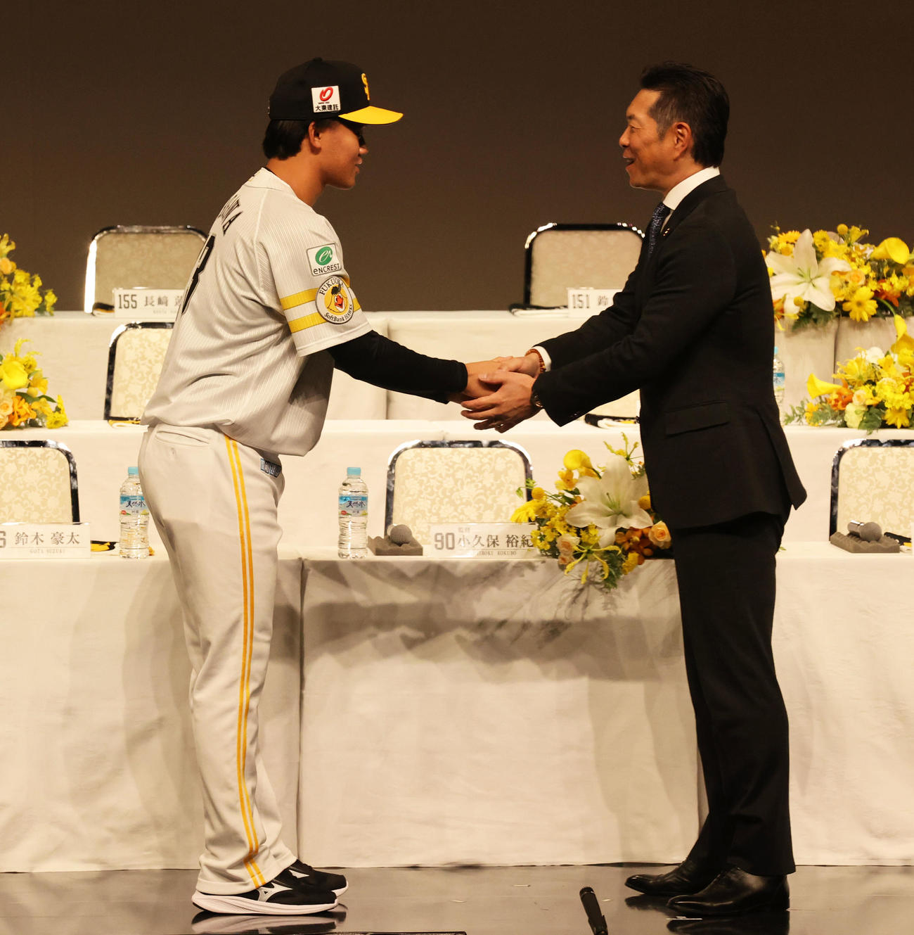 稲川を出迎える小久保監督（撮影・梅根麻紀）