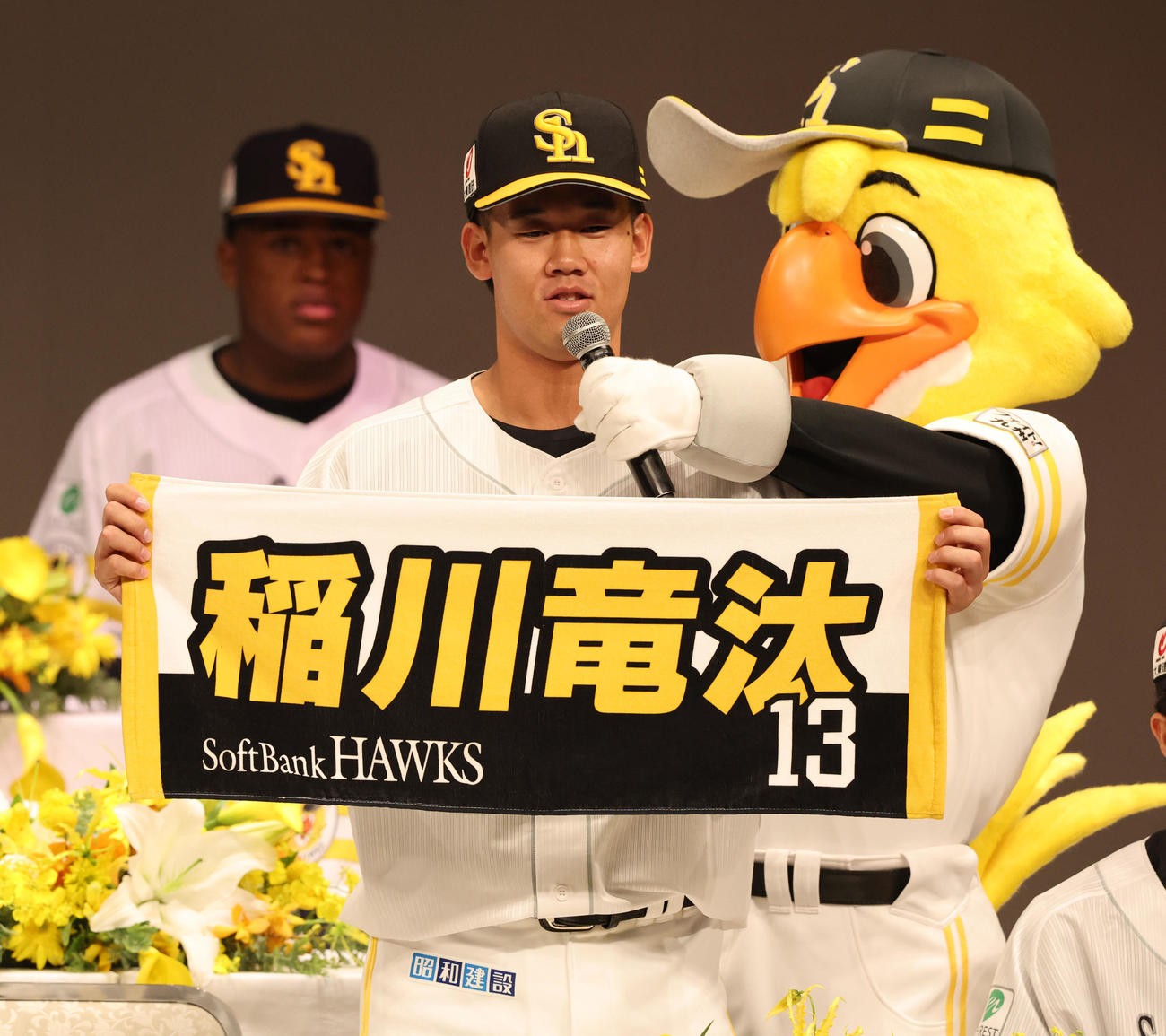 自分のネーム入りタオルを手に自己紹介をする稲川（撮影・梅根麻紀）