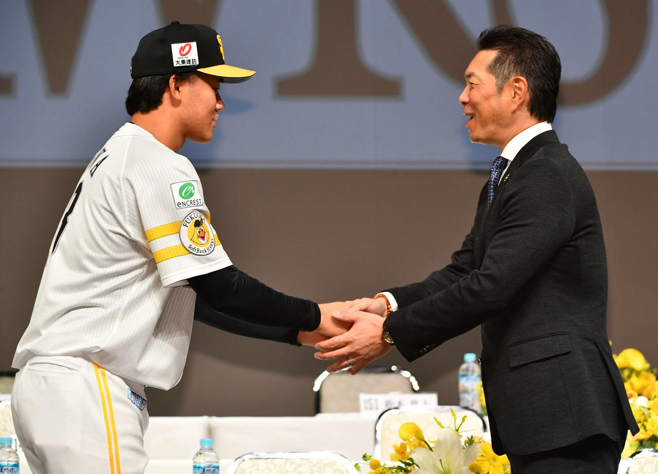 ソフトバンク新入団選手発表会見でドラフト2位の稲川（左）と握手を交わす小久保監督（撮影・岩下翔太）