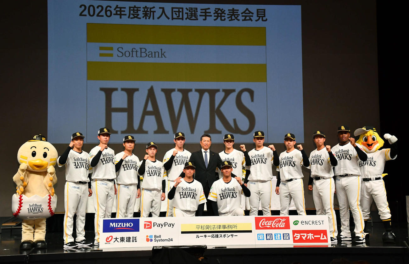 ソフトバンクの新入団選手発表会見で小久保監督（中央）と写真に納まる、前例左からドラフト3位・鈴木豪、2位・稲川、後列左から育成8位・大山北、育成6位・長崎、育成4位・大橋、育成2位・江崎、5位・高橋、ひとりおいて4位・相良、育成1位・池田、育成3位・大矢、育成5位・鈴木貴、育成7位・エミール（撮影・岩下翔太）