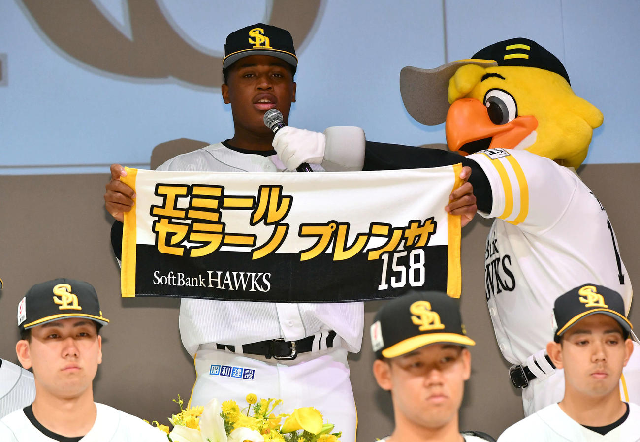 ソフトバンク新入団選手発表会見であいさつする育成ドラフト7位のエミール（撮影・岩下翔太）